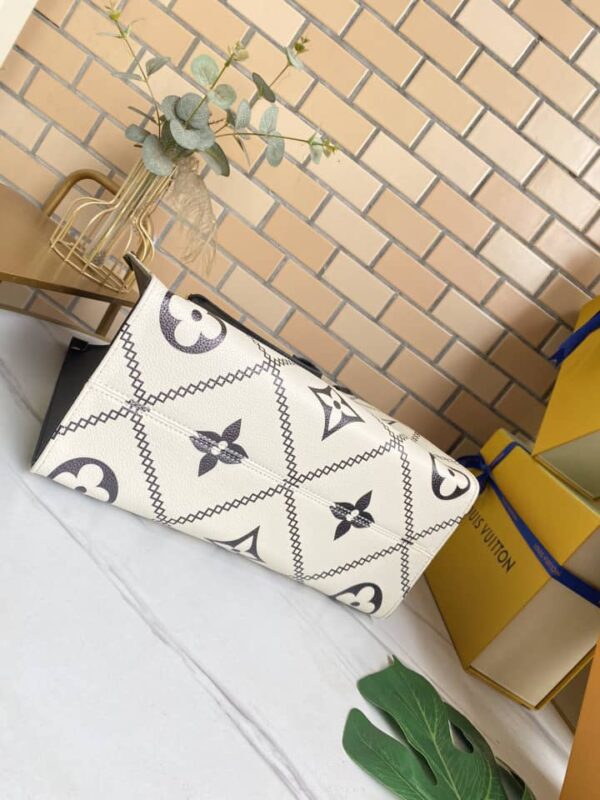 LOUIS VUITTON ONTHEGO MM 35CM WHITE M46016 - Image 6