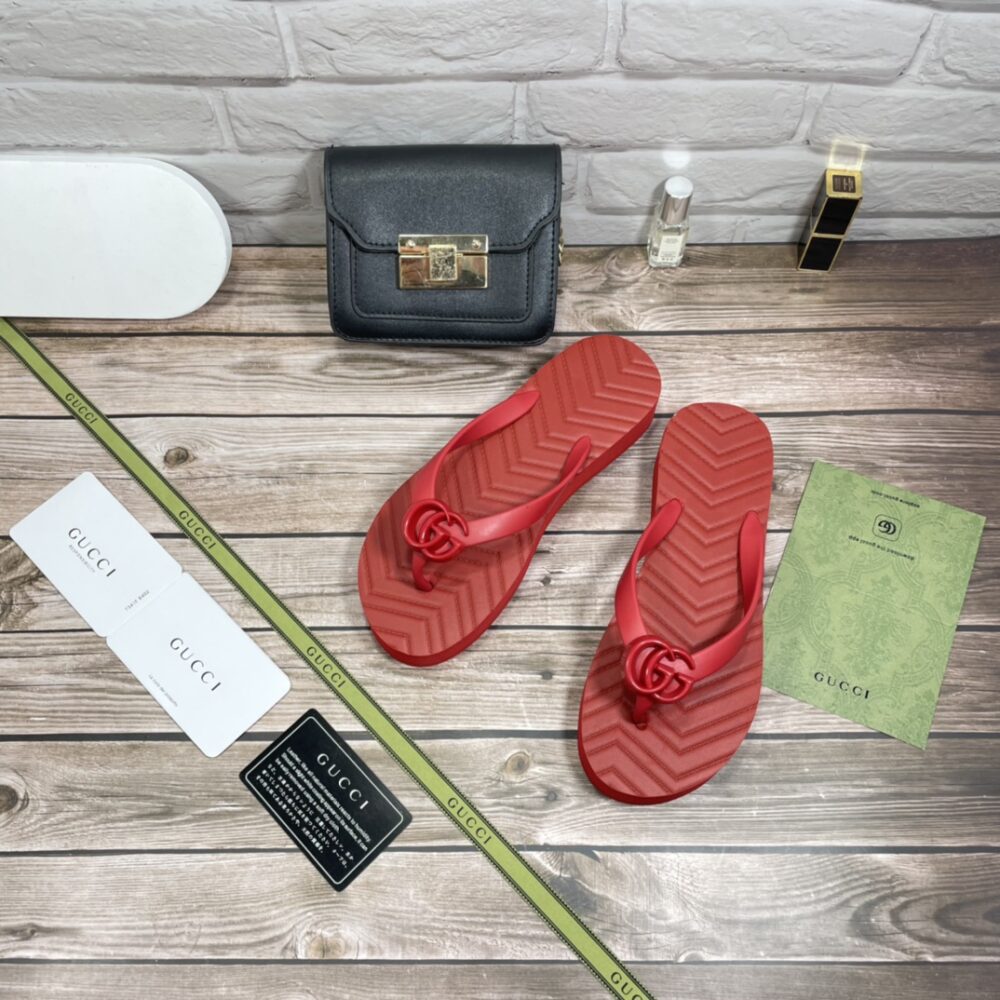 GUCCI WOMEN’S CHEVRON THONG SANDAL HIBISCUS RED ‎‎RUBBER 655463 J8710 6433 - Image 2