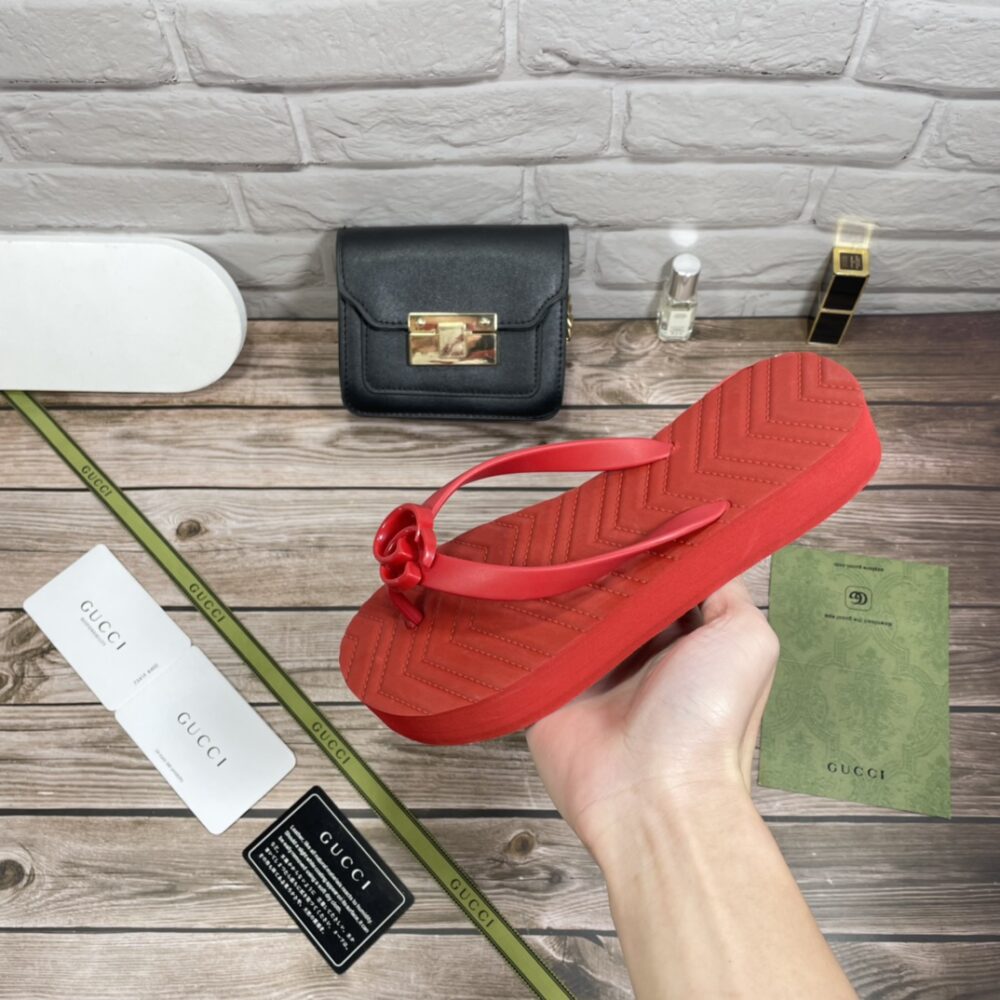 GUCCI WOMEN’S CHEVRON THONG SANDAL HIBISCUS RED ‎‎RUBBER 655463 J8710 6433 - Image 5