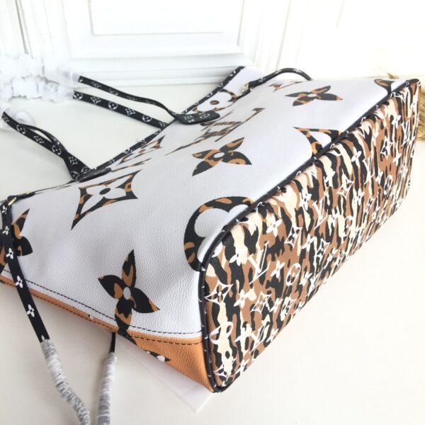 LOUIS VUITTON NEVERFULL MONOGRAM GIANT JUNGLE MM WHITE HAVANA M44716 - Image 5