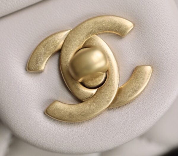 CHANEL QUILTED MINI FLAP BAG CREAM 18CM - Image 4