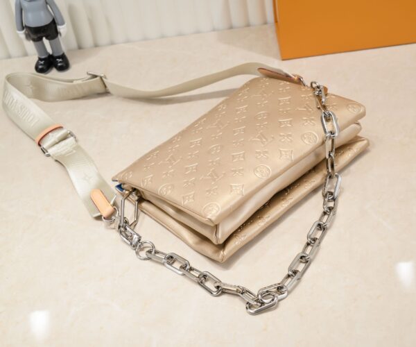 LOUIS VUITTON BOLSO COUSSIN PM GOLDEN 26CM M59278 - Image 6