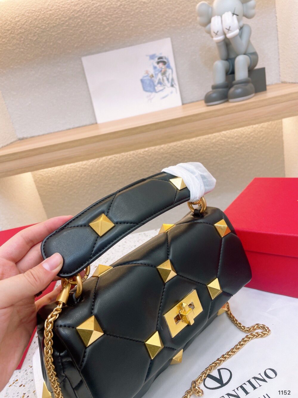 VALENTINO GARAVANI ROMAN STUD CHAIN LINK SHOULDER BAG IN BLACK 1W2B0I82BSF - Image 6