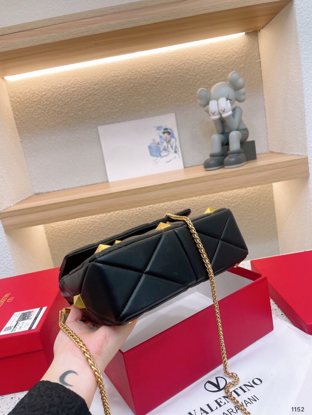 VALENTINO GARAVANI ROMAN STUD CHAIN LINK SHOULDER BAG IN BLACK 1W2B0I82BSF - Image 5