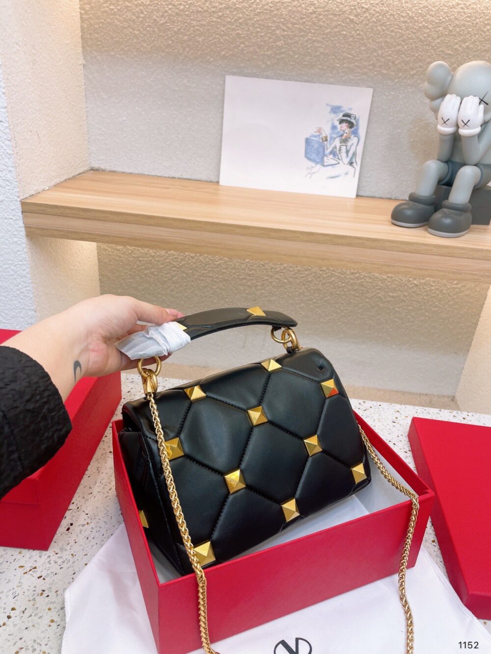 VALENTINO GARAVANI ROMAN STUD CHAIN LINK SHOULDER BAG IN BLACK 1W2B0I82BSF - Image 3