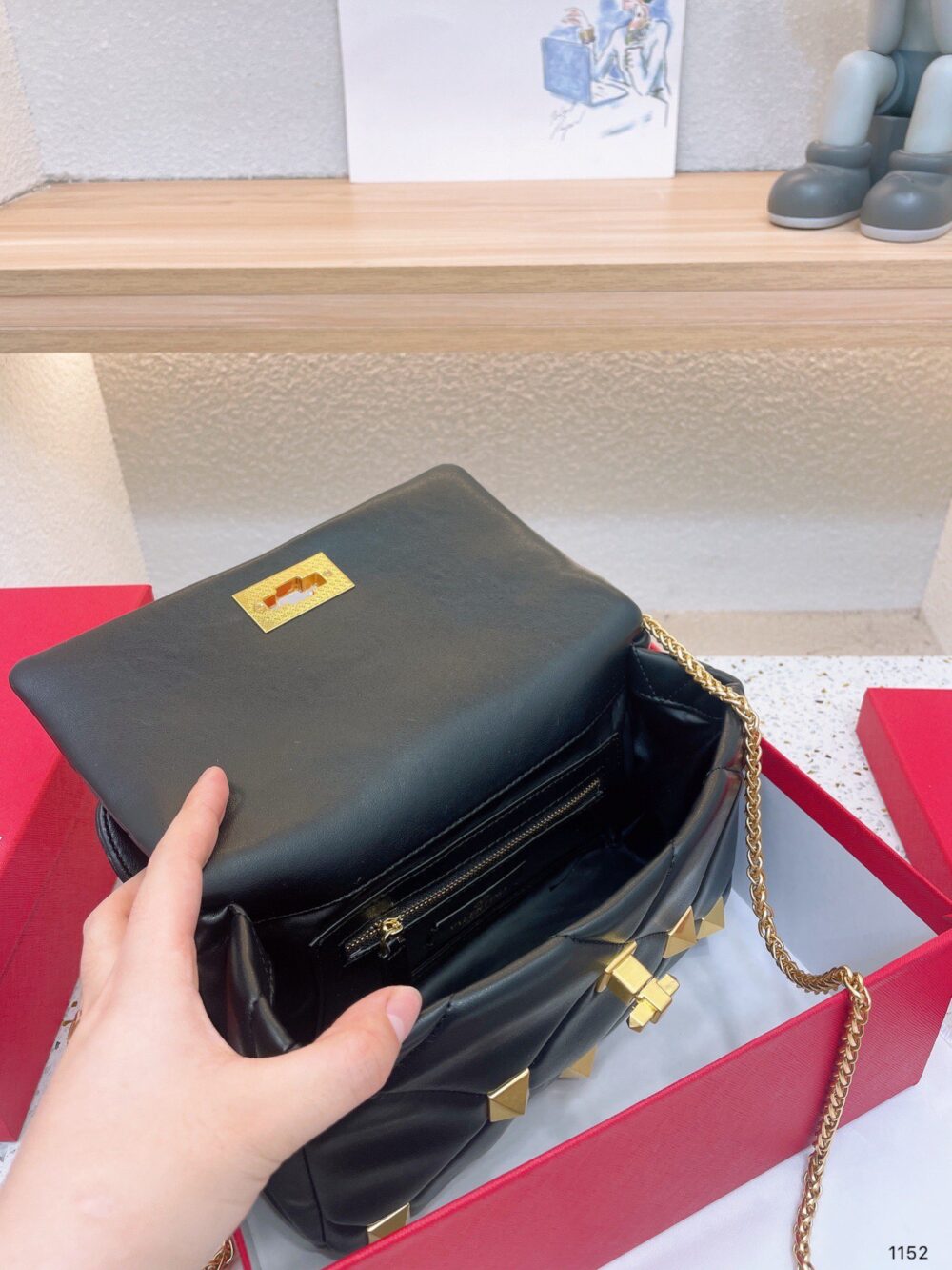 VALENTINO GARAVANI ROMAN STUD CHAIN LINK SHOULDER BAG IN BLACK 1W2B0I82BSF - Image 2