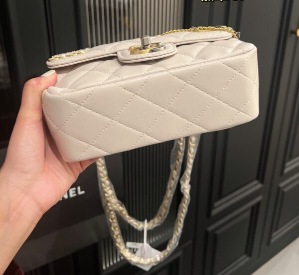 CHANEL 22C QUILTED LUCKY CHARM BEIGE 20CM - Image 3