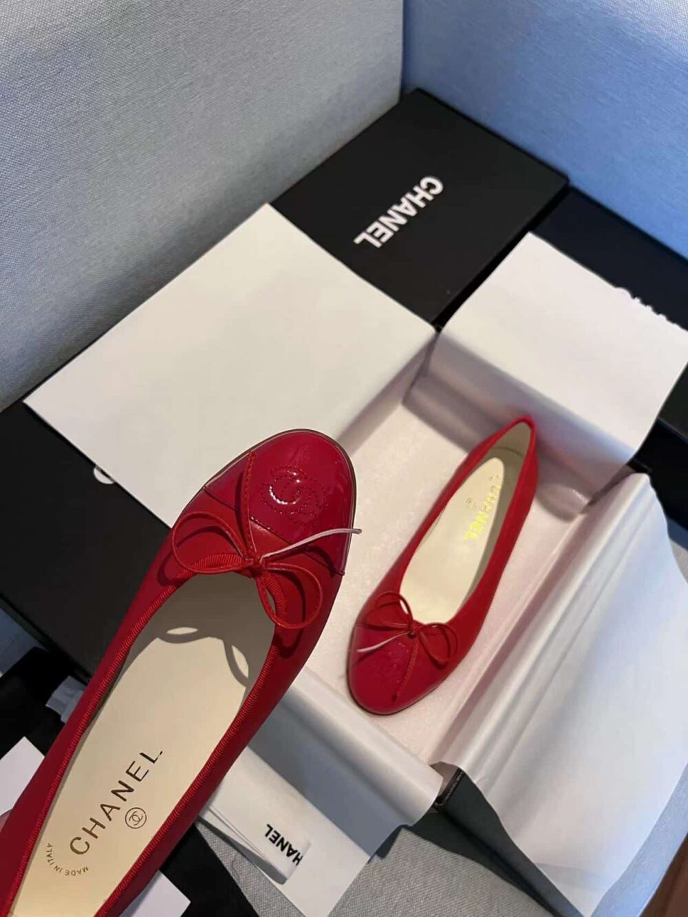CHANEL CC CAP TOE BALLET FLATS IN LIGHT RED PATENT LEATHER - Image 4
