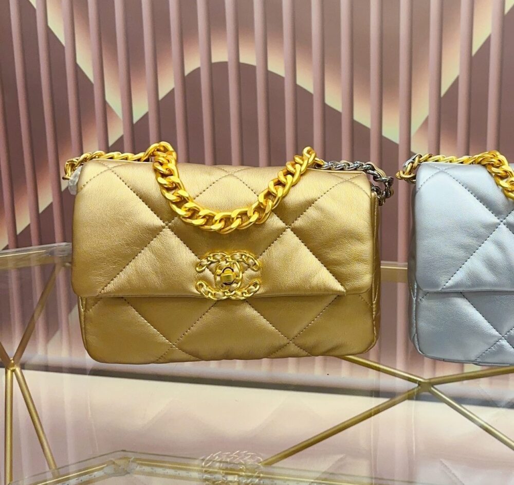 CHANEL 19 FLAP BAG QUILTED LEATHER IN GOLD 25CM - Image 2
