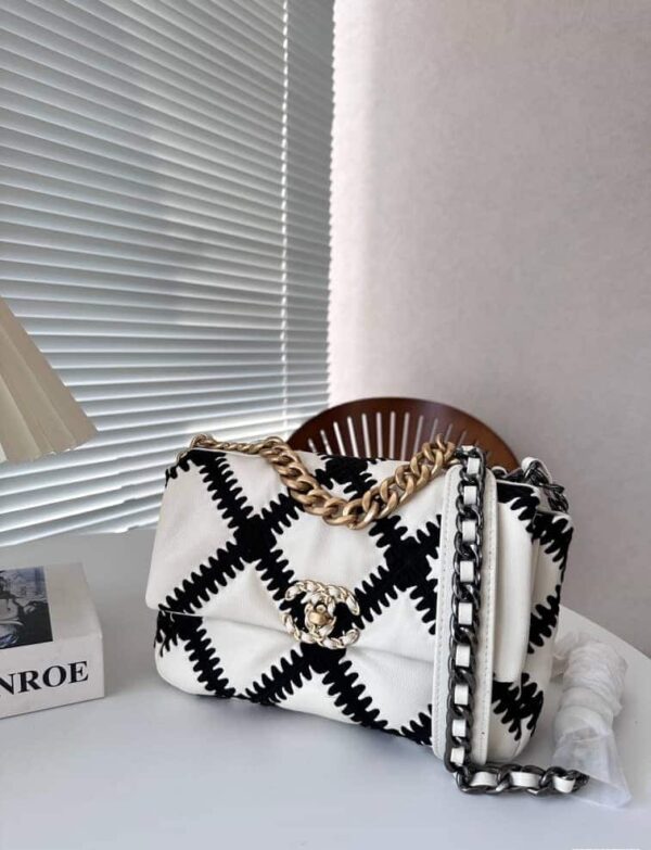 CHANEL 19 LARGE STITCH CROSSBODY BAG WHITE 24CM - Image 3