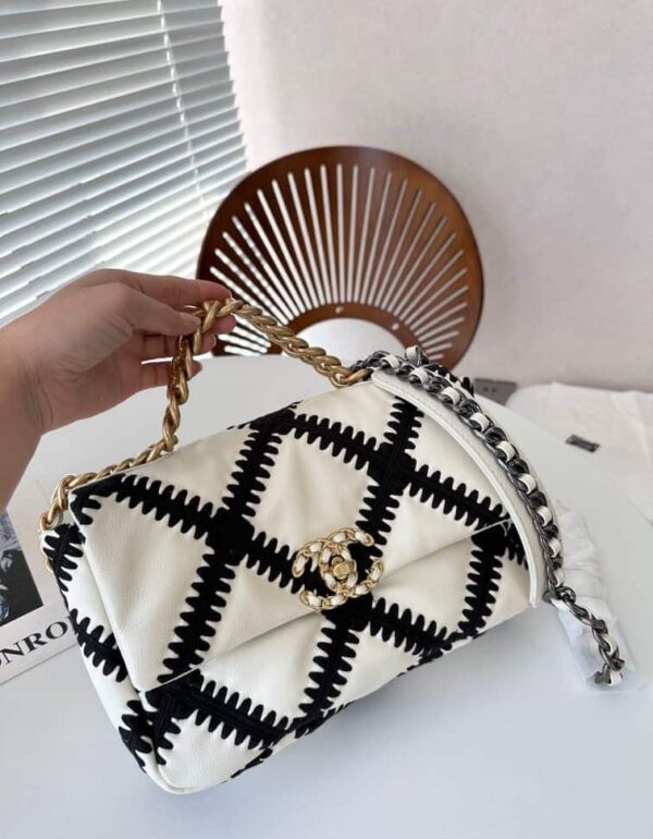 CHANEL 19 LARGE STITCH CROSSBODY BAG WHITE 24CM - Image 4