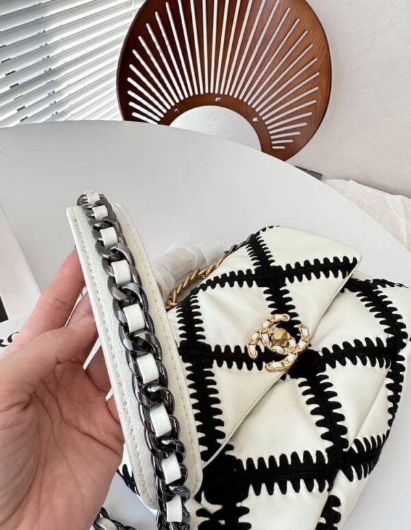 CHANEL 19 LARGE STITCH CROSSBODY BAG WHITE 24CM - Image 5
