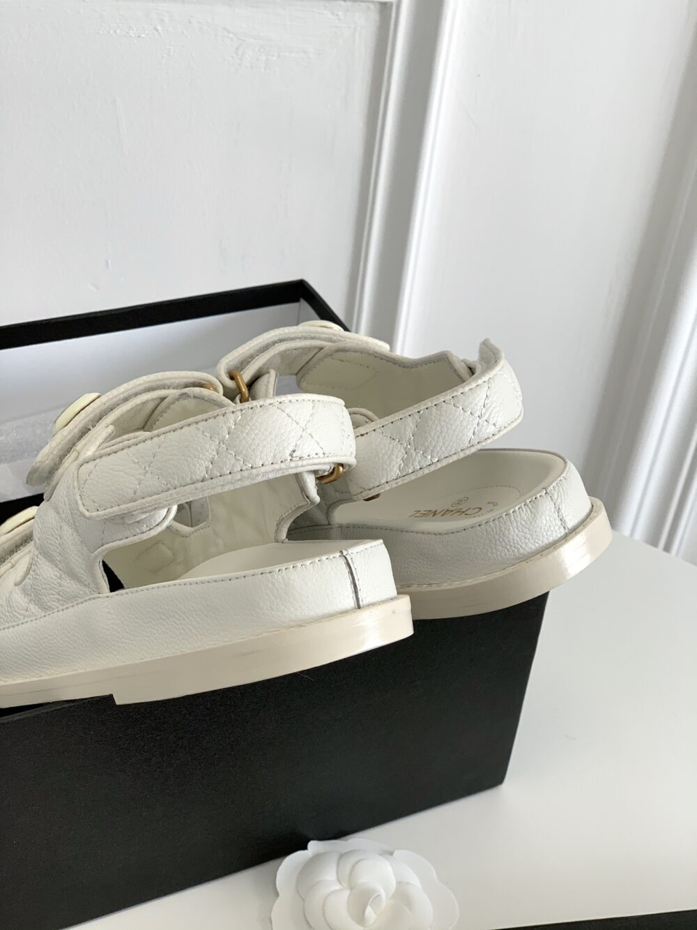 CHANEL CC BUTTON VELCRO WHITE SANDALS GRAINED LEATHER - Image 8