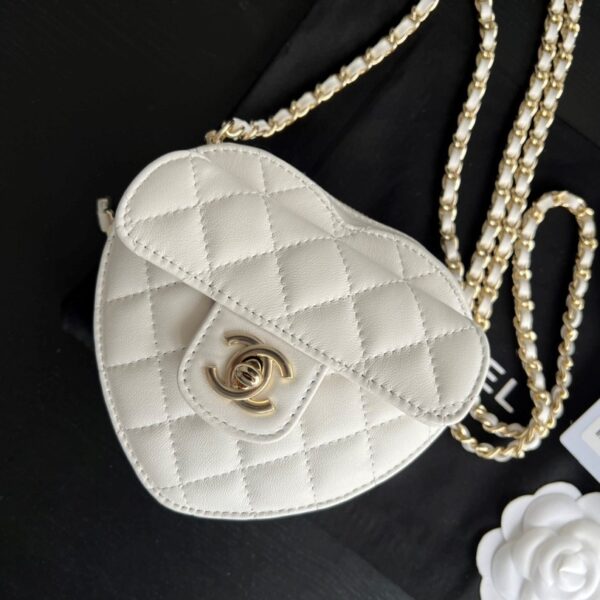 CHANEL HEART CLUTCH WITH CHAIN WHITE AP2784 - Image 5