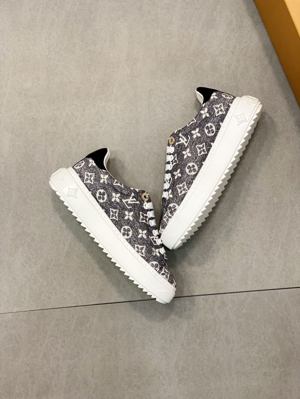 LOUIS VUITTON TIME OUT SNEAKER 1AAW2S - Image 6