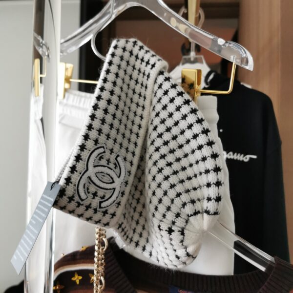 CHANEL CC WOOL BEANIE WHITE - Image 4