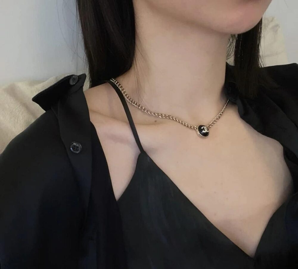 CHANEL LOGO CC NECKLACE IN GOLD METAL BLACK RESIN - Image 2