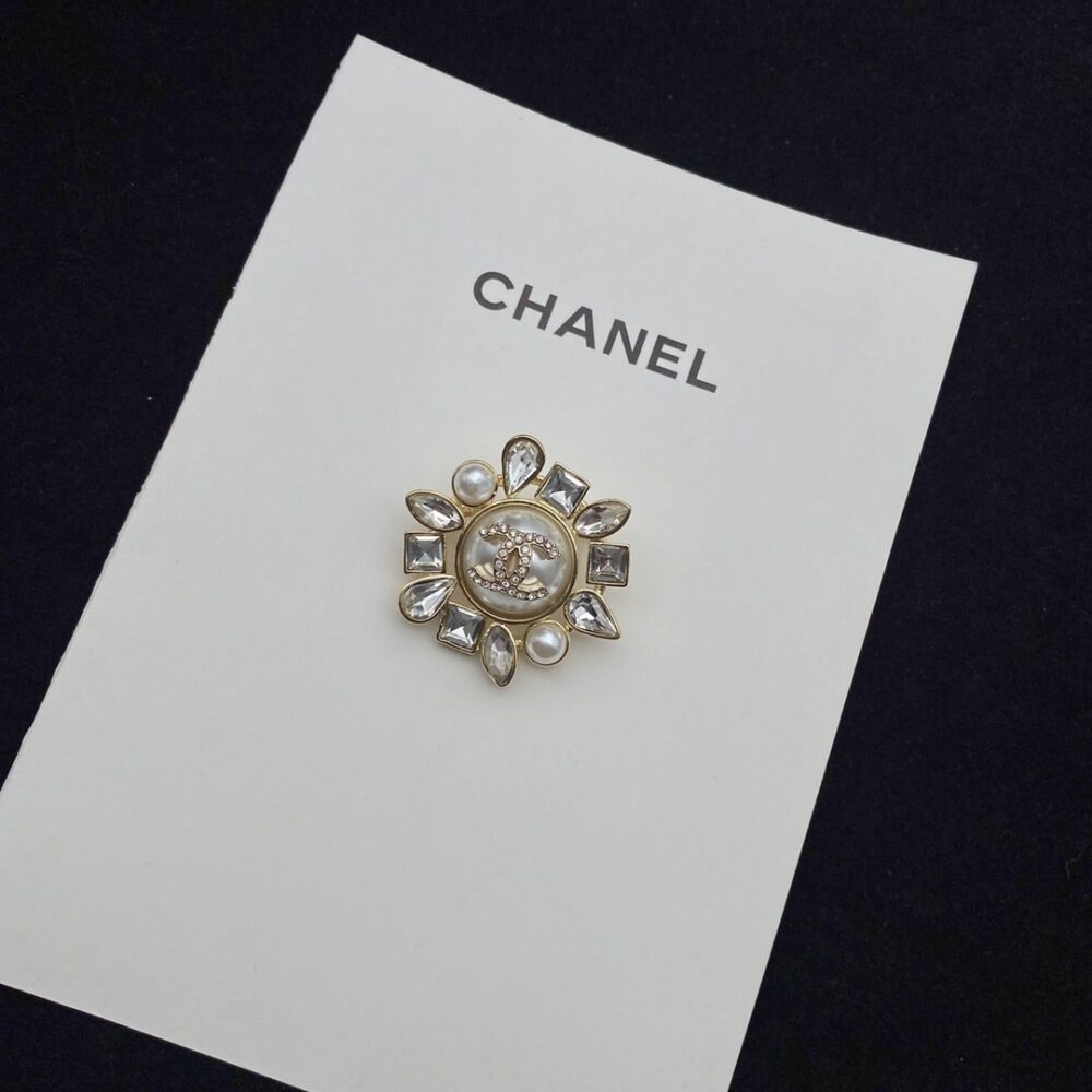 CHANEL CC CRYSTAL PEARL BROOCH - Image 5