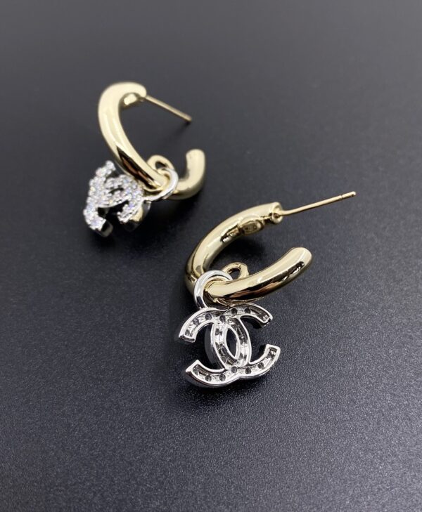CHANEL PEARLS CC LOGO EARRINGS - Image 2