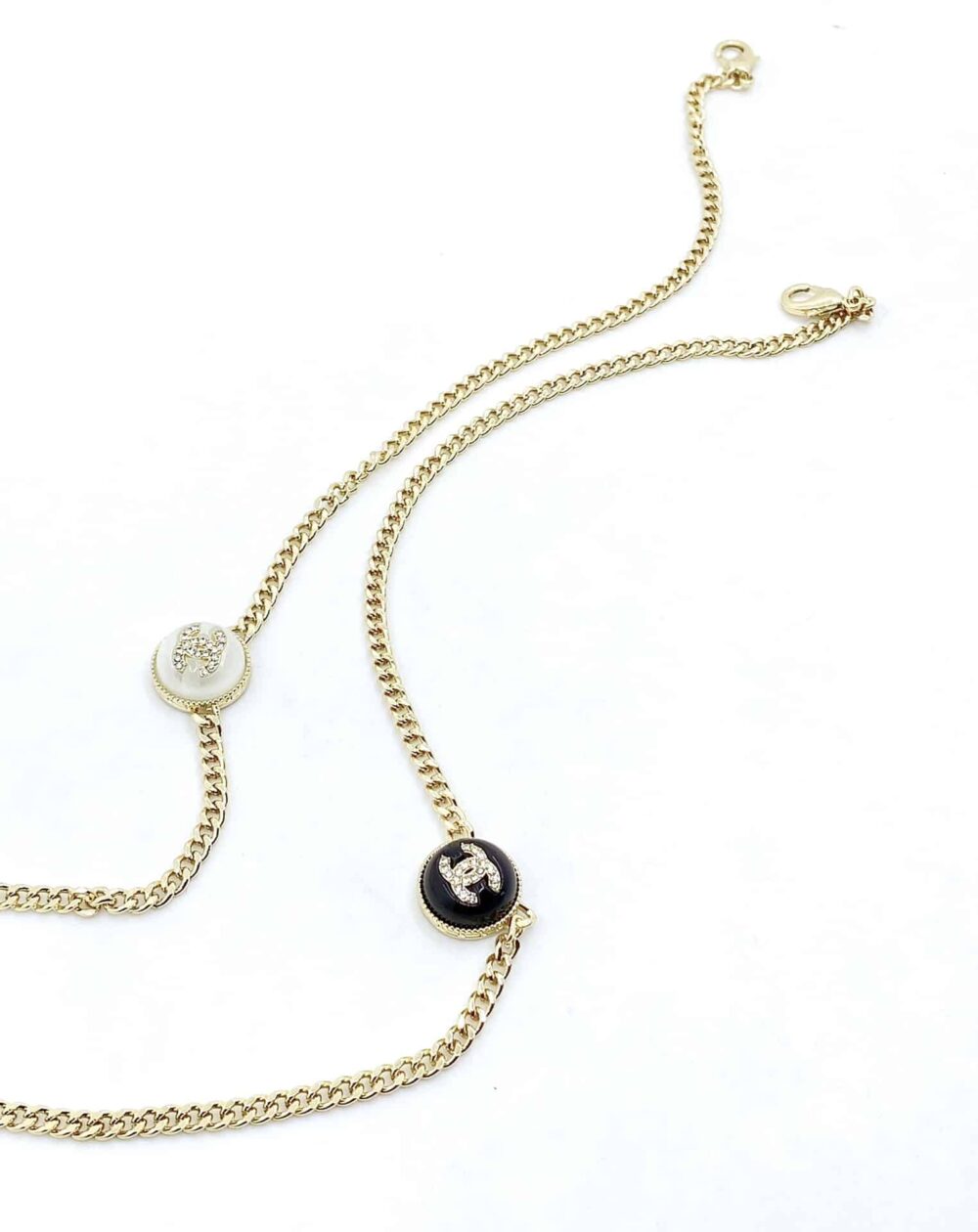 CHANEL LOGO CC NECKLACE IN GOLD METAL BLACK RESIN - Image 3