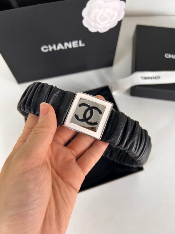 CHANEL BETL WITH SILVER CC LOGO 30MM - Image 4