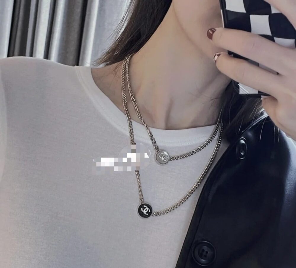 CHANEL LOGO CC NECKLACE IN GOLD METAL BLACK RESIN - Image 4
