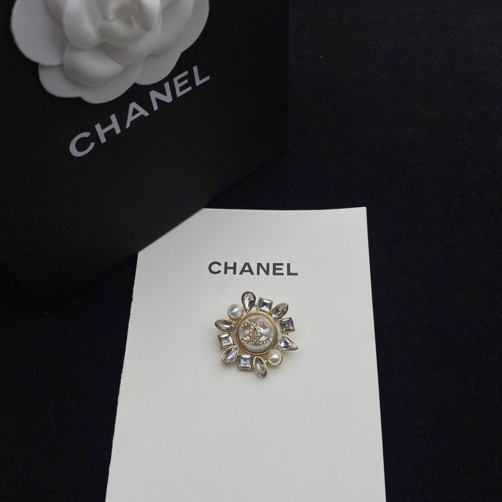 CHANEL CC CRYSTAL PEARL BROOCH - Image 3