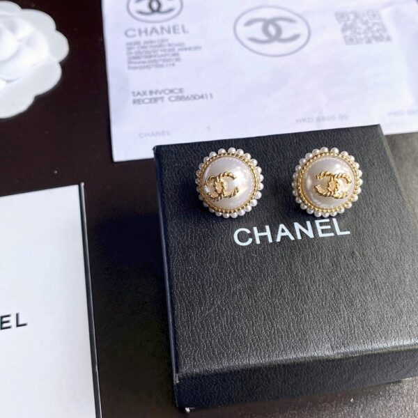 CHANEL BUTTON PEARL EARRINGS - Image 3