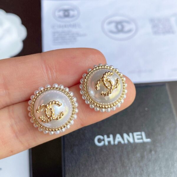 CHANEL BUTTON PEARL EARRINGS - Image 2