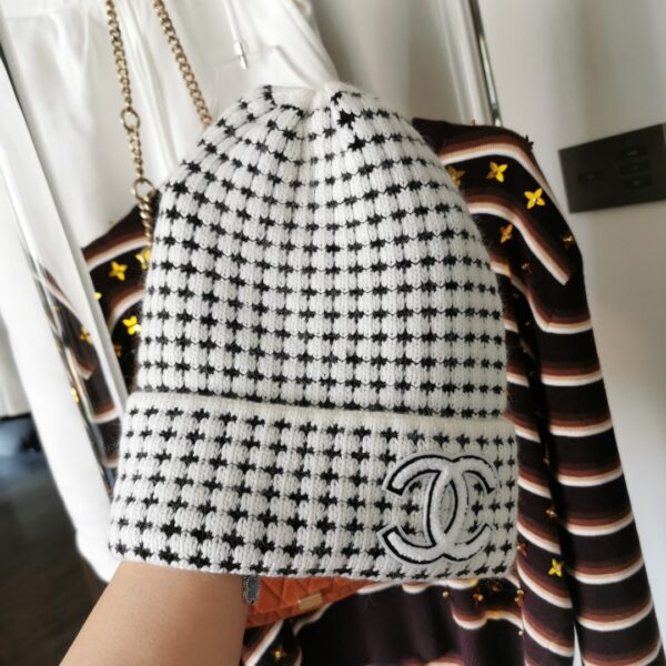 CHANEL CC WOOL BEANIE WHITE - Image 2