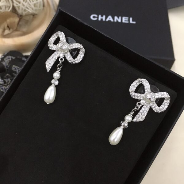CHANEL BOW SILVER PEARL EARRINGS - Image 3