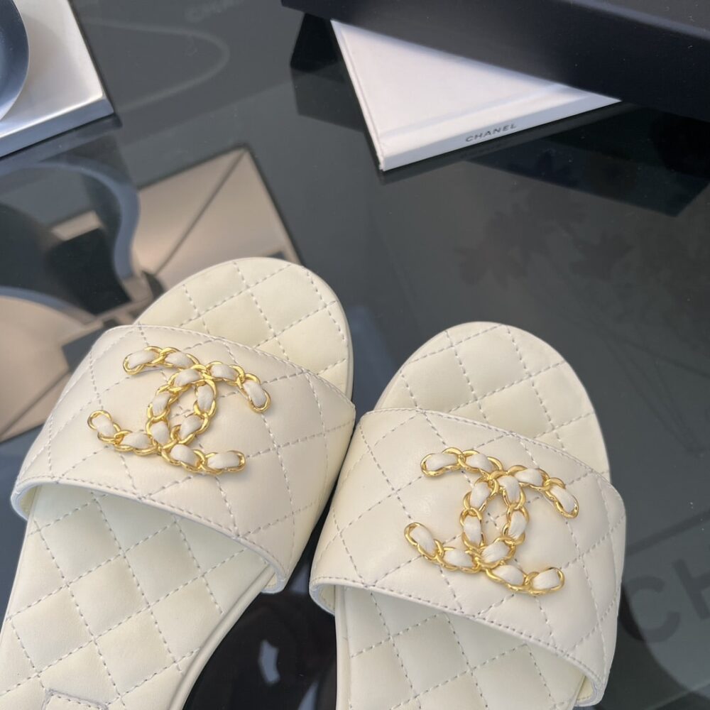 CHANEL 23P QUILTED CC CHAIN MULE SANDAL WHITE - Image 4