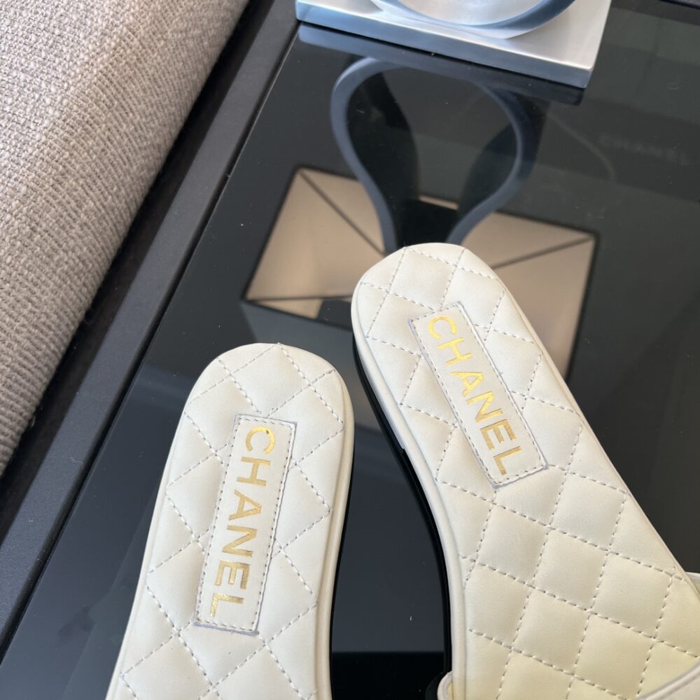 CHANEL 23P QUILTED CC CHAIN MULE SANDAL WHITE - Image 5