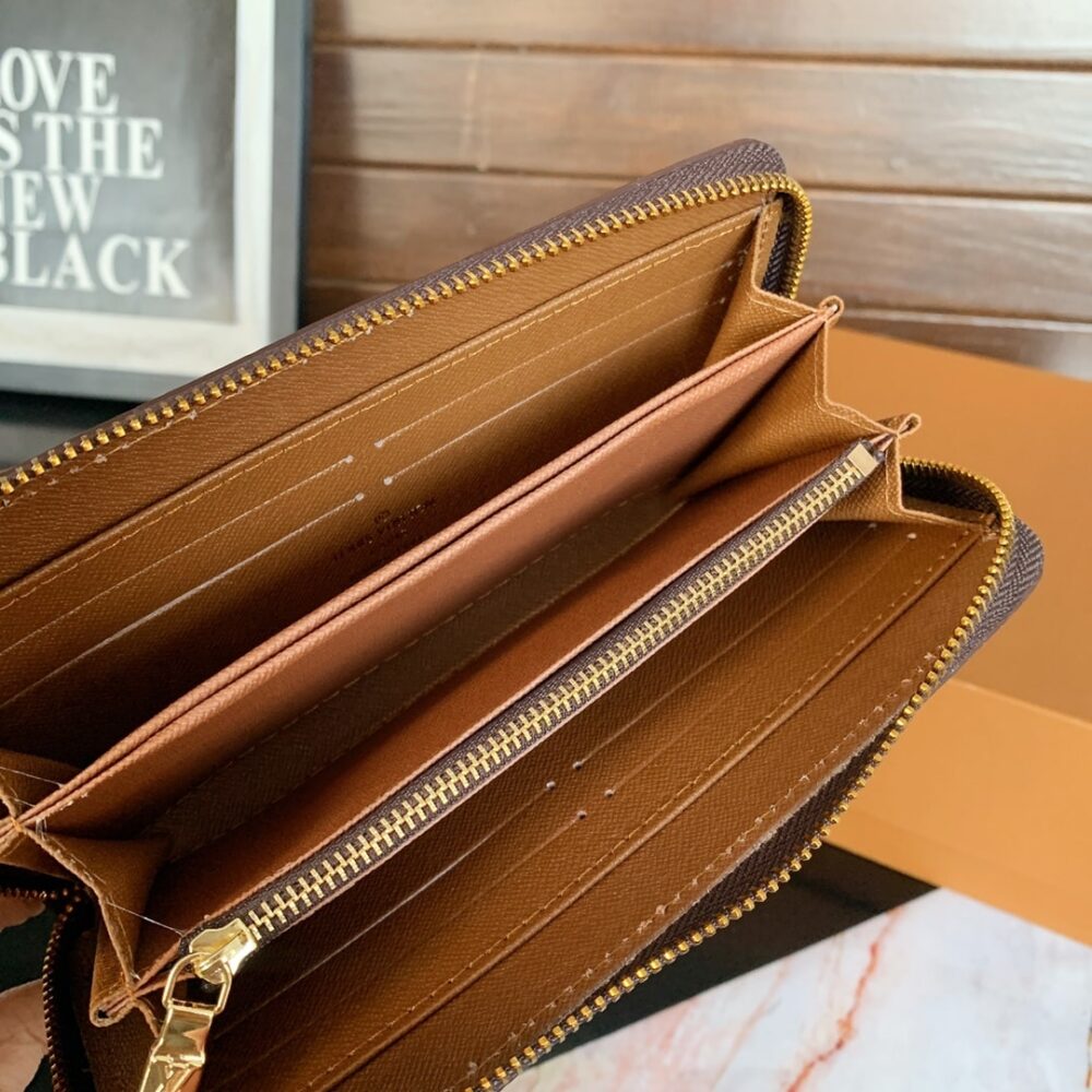 LOUIS VUITTON VOYAGE MM POCHETTE MONOGRAM BROWN 26CM - Image 8