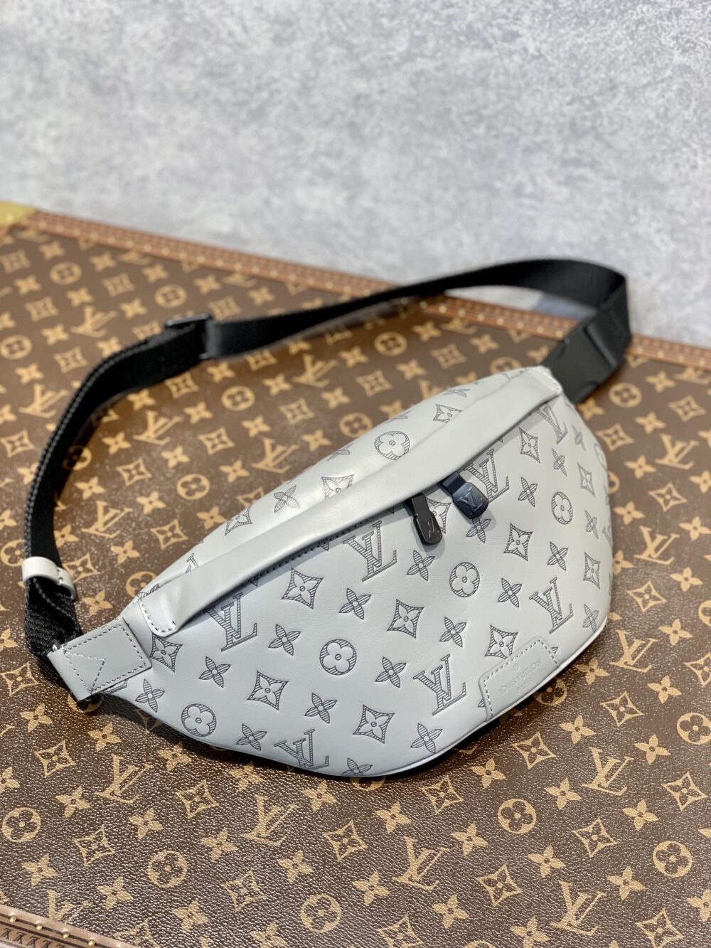 LOUIS VUITTON DISCOVERY BUMBAG GREY 26CM - Image 2