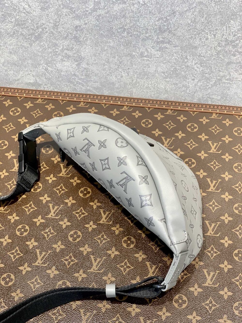 LOUIS VUITTON DISCOVERY BUMBAG GREY 26CM - Image 4