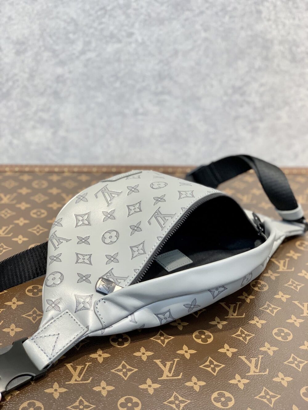 LOUIS VUITTON DISCOVERY BUMBAG GREY 26CM - Image 5