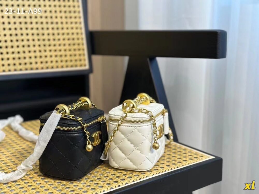CHANEL SMALL VANITY WITH CHAIN BLACK 12CM - Image 4