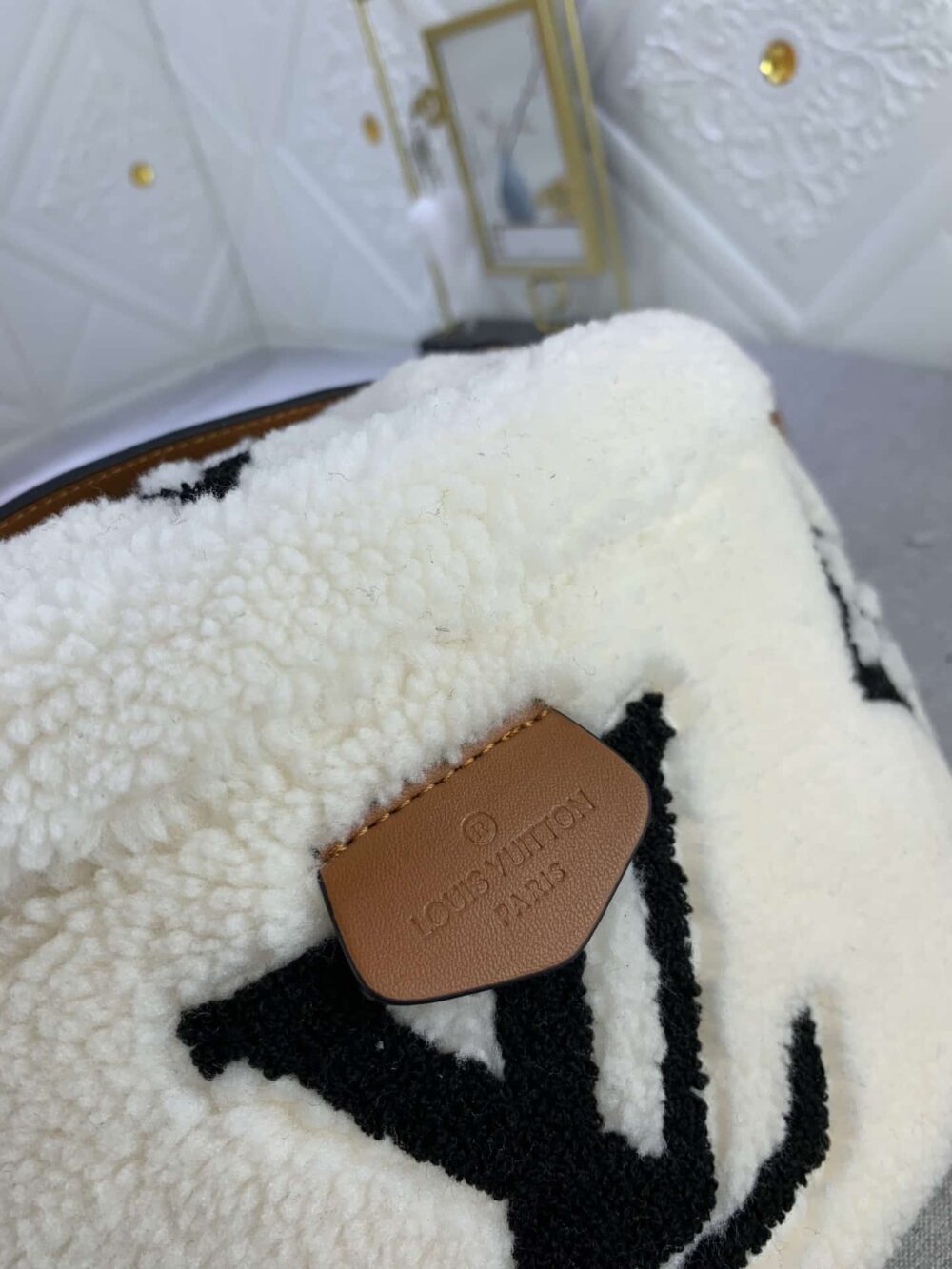 LOUIS VUITTON BUMBAG MONOGRAM TEDDY FLEECE WHITE 37CM M23715 - Image 6