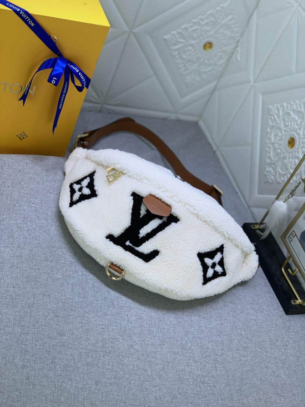 LOUIS VUITTON BUMBAG MONOGRAM TEDDY FLEECE WHITE 37CM M23715 - Image 2