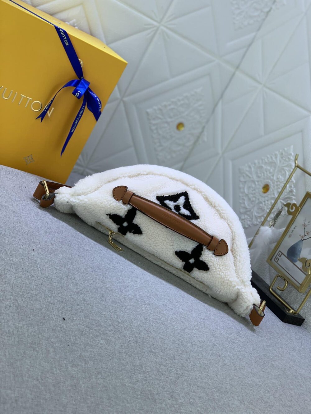 LOUIS VUITTON BUMBAG MONOGRAM TEDDY FLEECE WHITE 37CM M23715 - Image 4