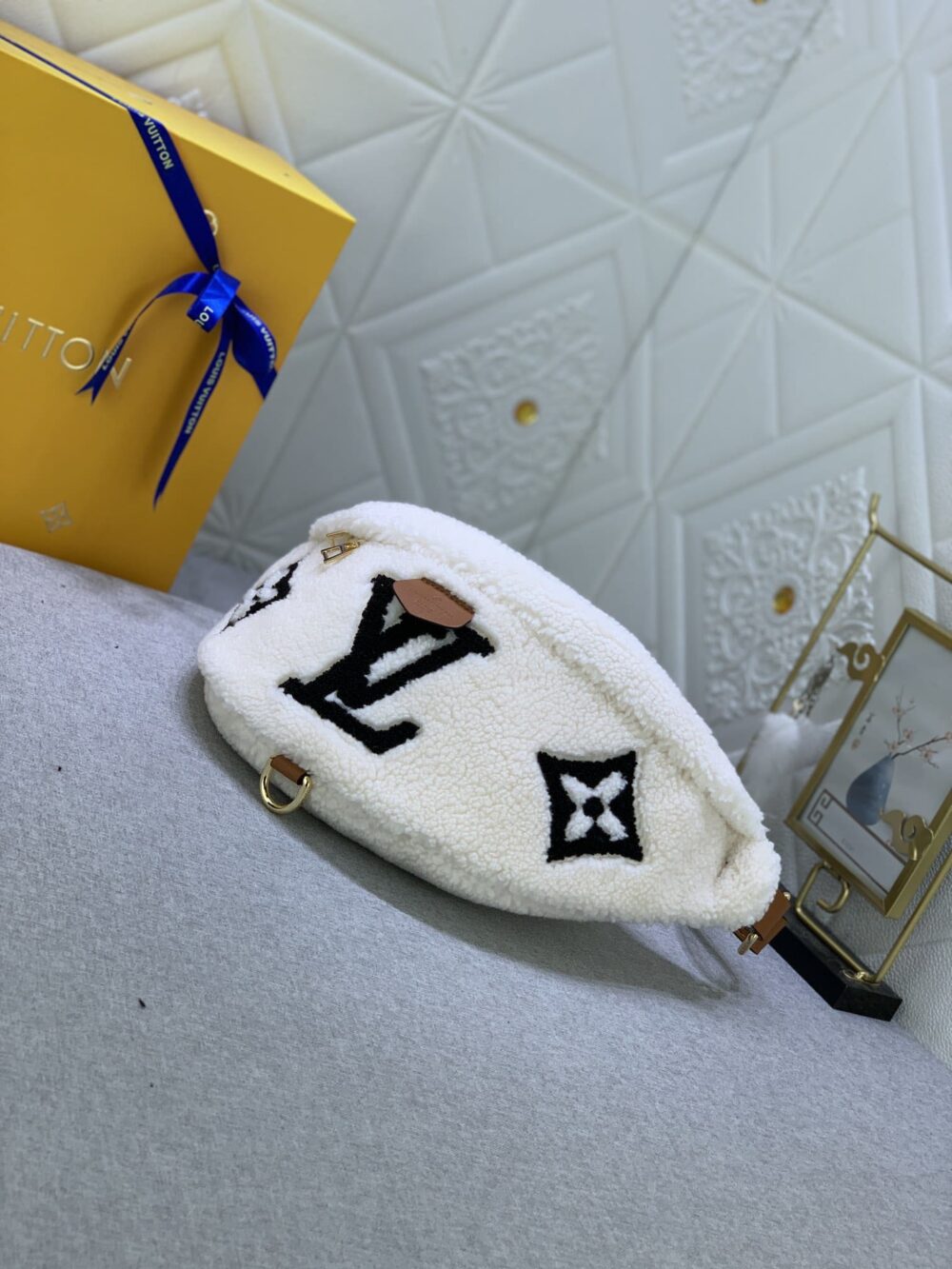 LOUIS VUITTON BUMBAG MONOGRAM TEDDY FLEECE WHITE 37CM M23715 - Image 3