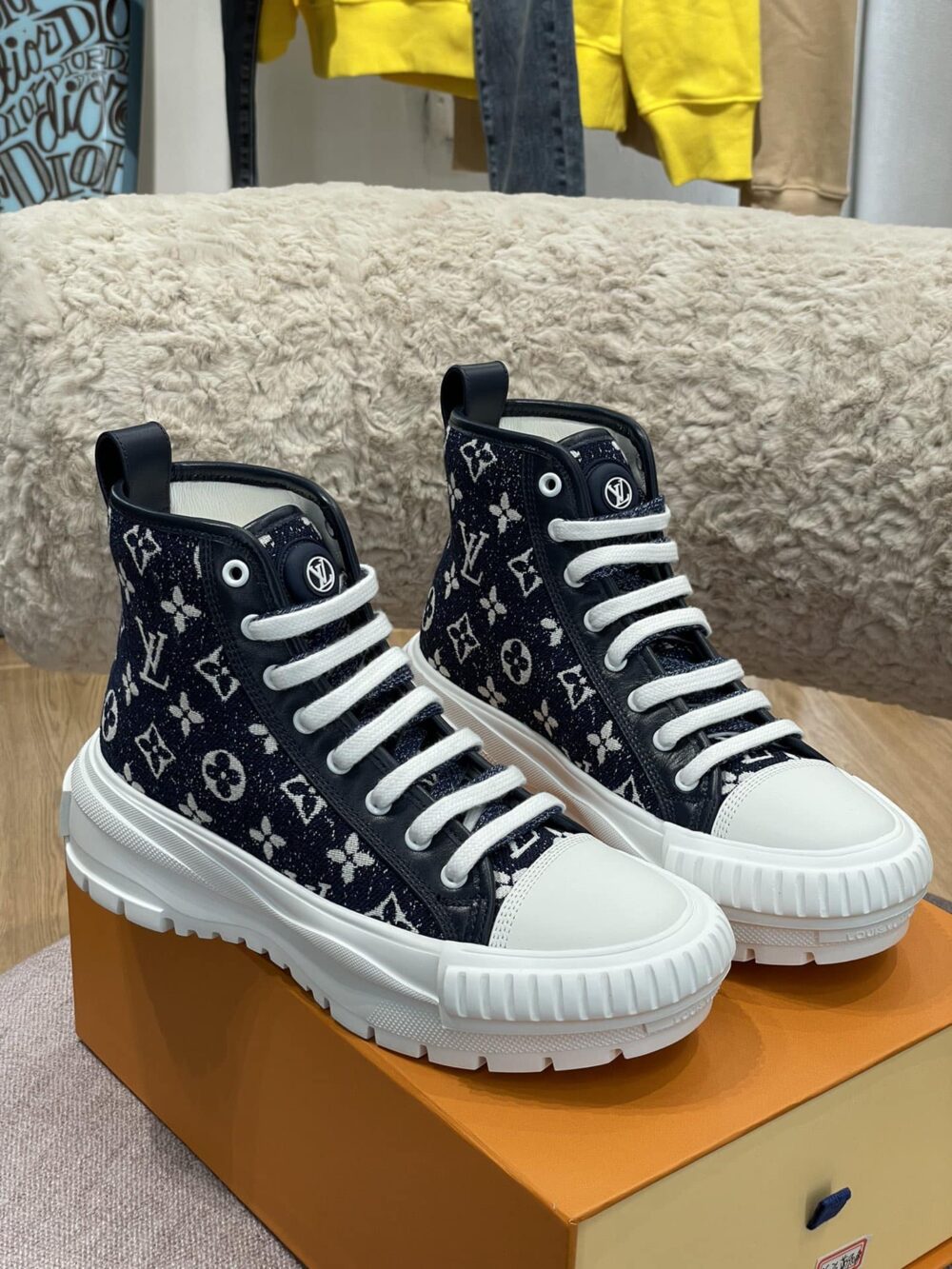 LOUIS VUITTON SQUAD SNEAKER MONOGRAM BLACK - Image 2