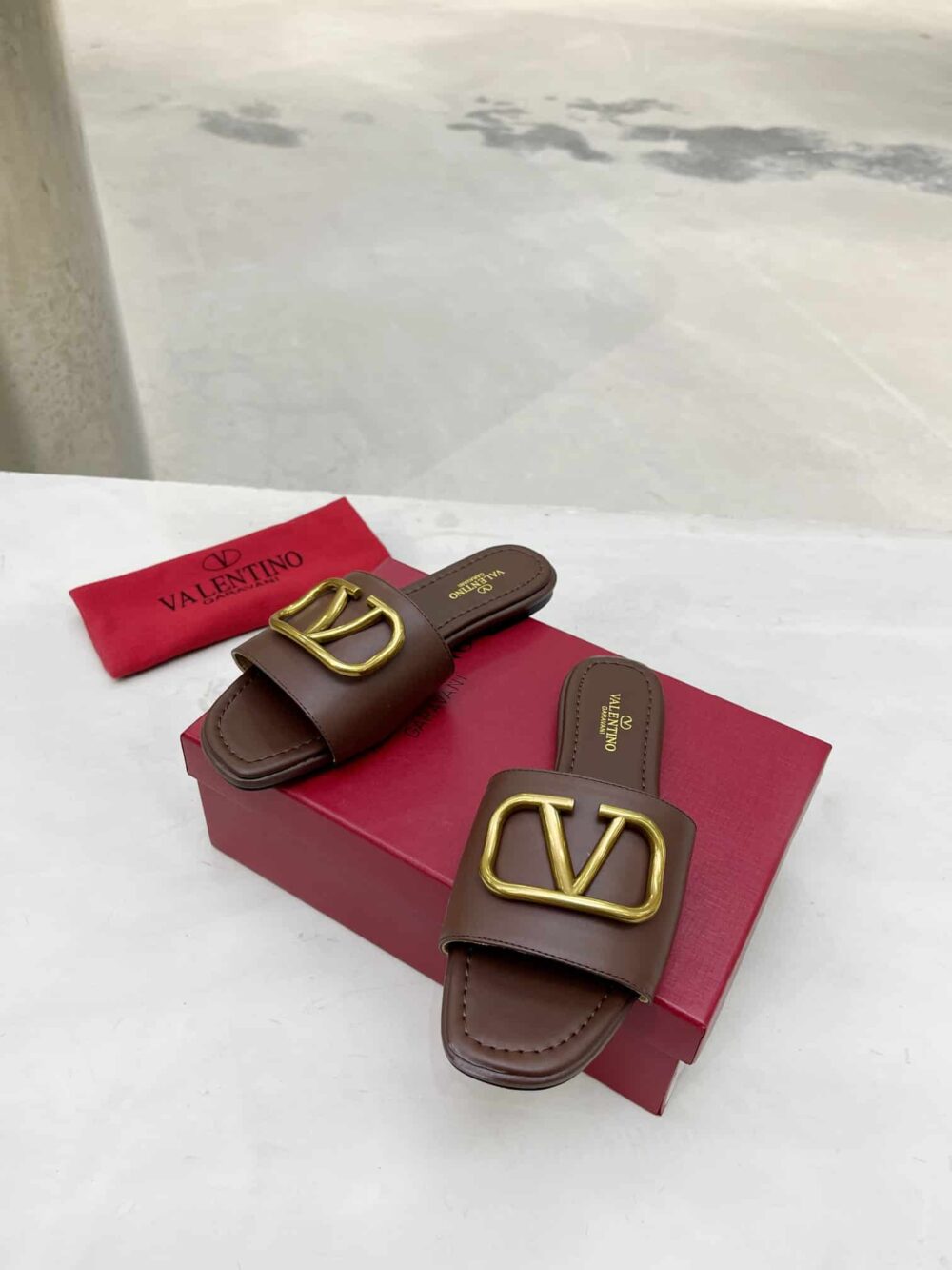 VALENTINO GARAVANI VLOGO SIGNATURE SLIDE SANDAL BROWN - Image 4