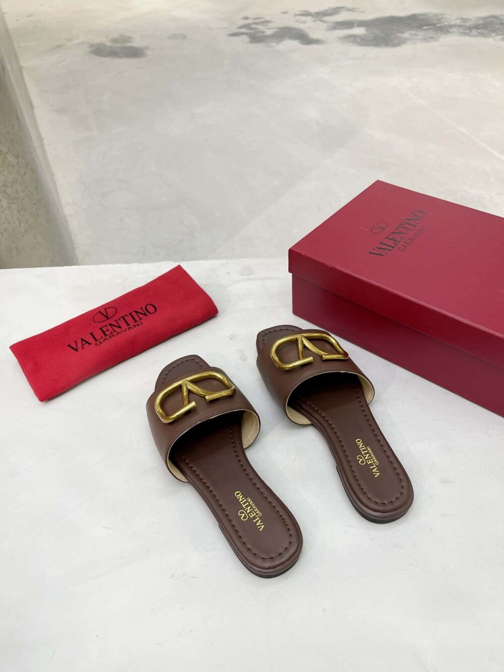 VALENTINO GARAVANI VLOGO SIGNATURE SLIDE SANDAL BROWN - Image 8