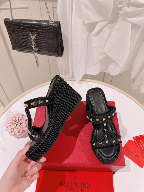 VALENTINO ROCKSTUD WEDGE IN BLACK - Image 4