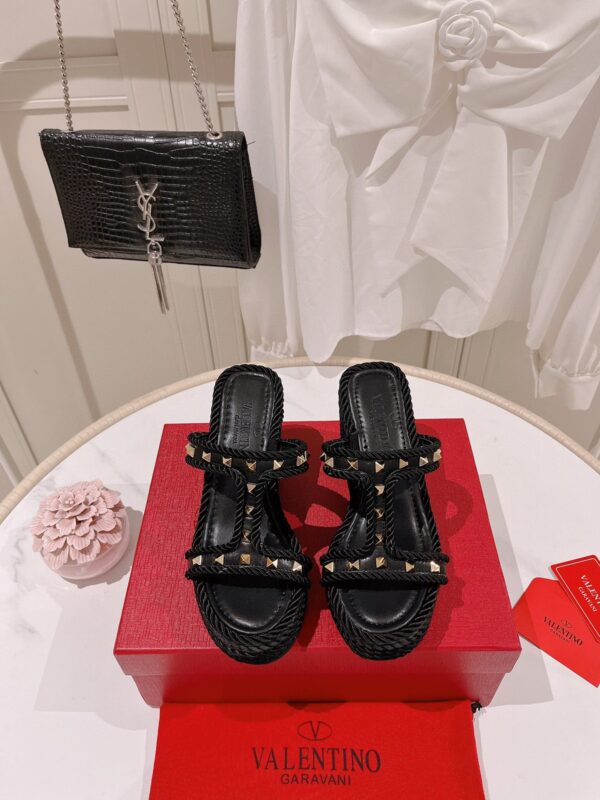 VALENTINO ROCKSTUD WEDGE IN BLACK - Image 3