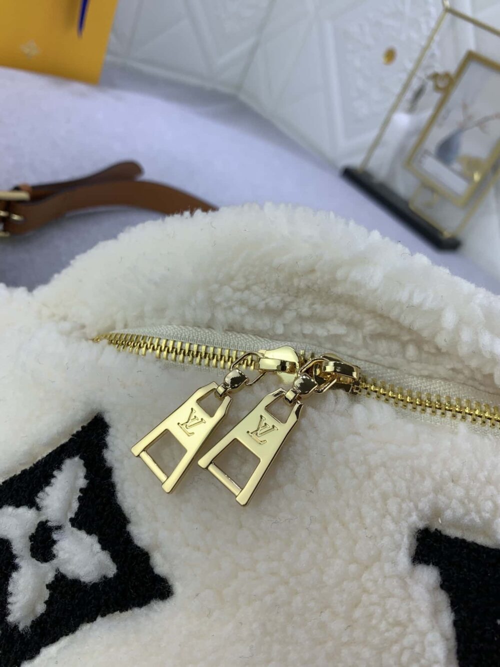 LOUIS VUITTON BUMBAG MONOGRAM TEDDY FLEECE WHITE 37CM M23715 - Image 7
