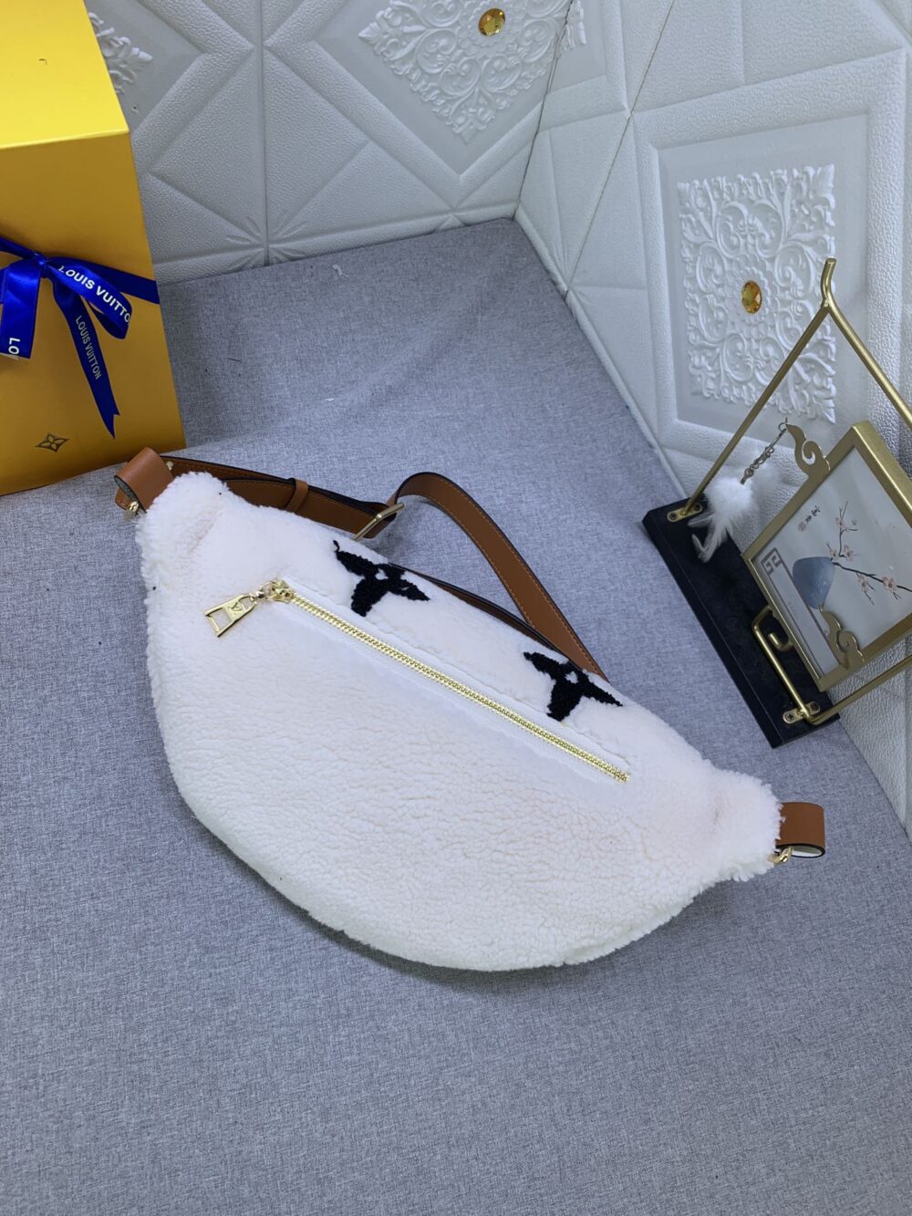 LOUIS VUITTON BUMBAG MONOGRAM TEDDY FLEECE WHITE 37CM M23715 - Image 5