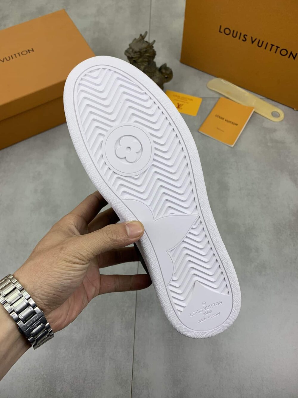 LOUIS VUITTON SNEAKER MONOGRAM PATTERN IN BLACK - Image 9